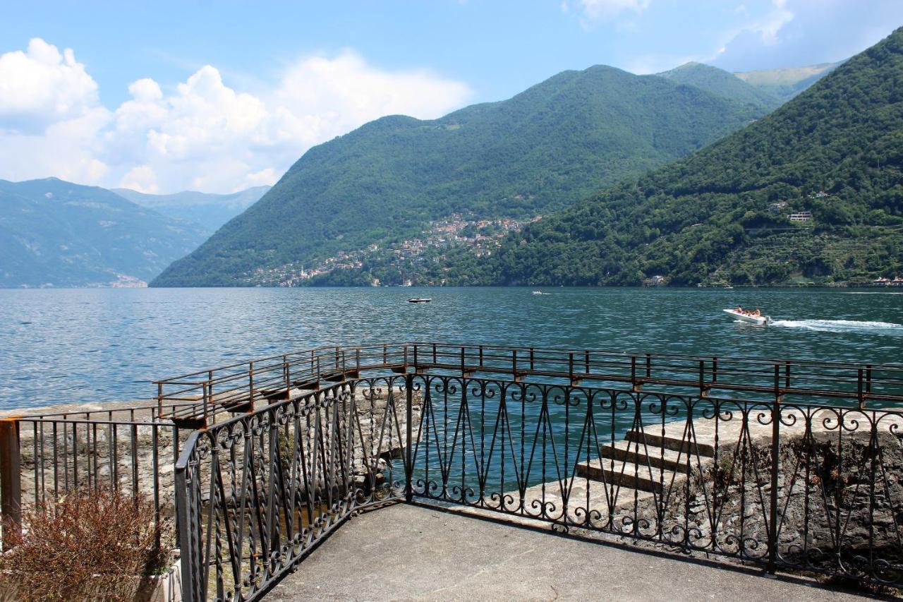 House On The Lake Shore Of Laglio Esterno foto